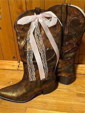 Women's Metallic Brown Lace-Trim Western Heeled Boots